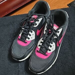 Nike Women's Black and Pink Athletic Sneakers
